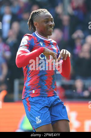 Eberechi Eze di Crystal Palace celebra il suo obiettivo durante la partita di calcio della Premier League inglese tra Crystal Palace e West Ham United a Selhur Foto Stock