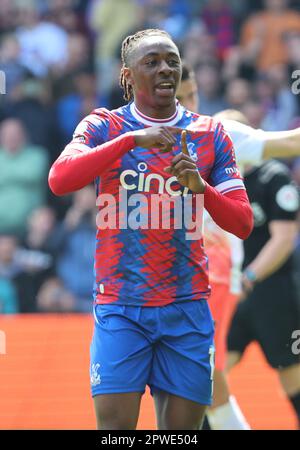 Eberechi Eze di Crystal Palace celebra il suo obiettivo durante la partita di calcio della Premier League inglese tra Crystal Palace e West Ham United a Selhur Foto Stock