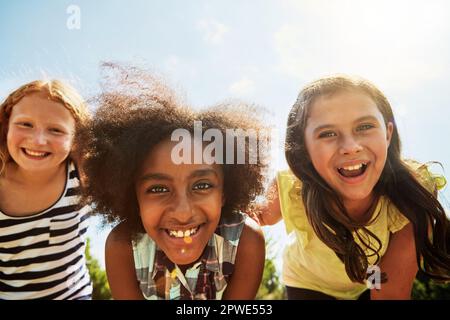 I miei momenti preferiti sono con i miei amici preferiti. Ritratto di un gruppo di bambini diversi e felici che si trovano insieme in una giornata intensa all'aperto. Foto Stock