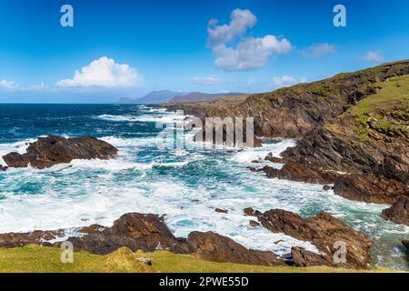 Scogliere a Ashleam su Achill Island nella contea di Mayo sulla costa occidentale dell'Irlanda Foto Stock