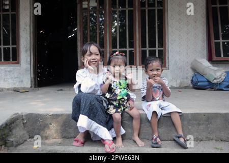 Madiun, Indonesia-25 aprile 2023: Ragazzino asiatico sorridente di fronte alla telecamera. Foto Stock