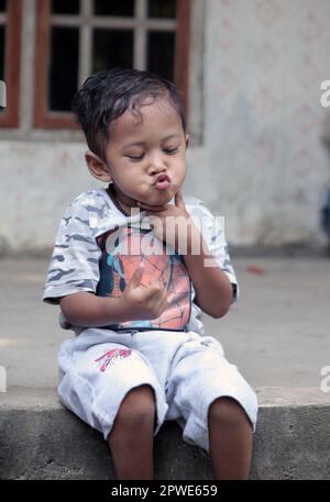 Madiun, Indonesia-25 aprile 2023: Ragazzino asiatico sorridente di fronte alla telecamera. Foto Stock