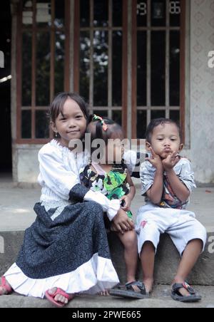 Madiun, Indonesia-25 aprile 2023: Ragazzino asiatico sorridente di fronte alla telecamera. Foto Stock