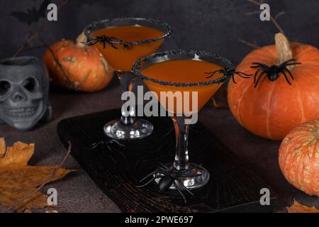 Coda di cocco Pumpkintini di zucca e martini con bordo di zucchero nero per feste di Halloween Foto Stock