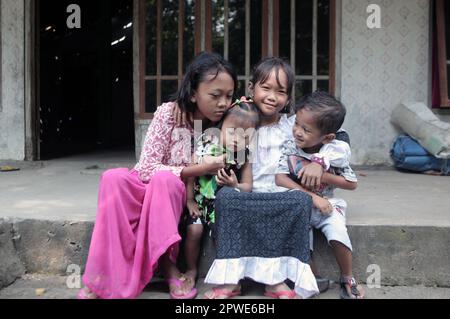 Madiun, Indonesia-25 aprile 2023: Ragazzino asiatico sorridente di fronte alla telecamera. Foto Stock