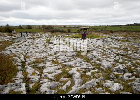 il marciapiede calcareo burren a poulnabrone dolmen contea clare repubblica d'irlanda Foto Stock