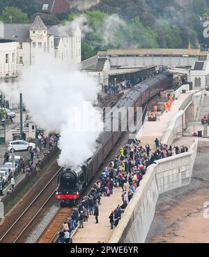 Dawlish, Devon, Regno Unito. 30th aprile 2023. Gli appassionati di vapore fiancheggiano il muro di mare come No.60103 The Flying Scotsman corre attraverso Dawlish nel Devon mentre si dirige verso Plymouth sulla strada per Cornovaglia durante le iconiche locomotive a vapore celebrazioni centenarie. Picture Credit: Graham Hunt/Alamy Live News Foto Stock