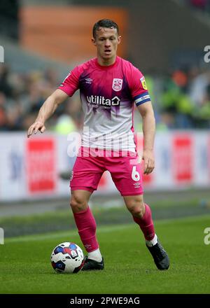 Jonathan Hogg di Huddersfield Town è in azione durante la partita del campionato Sky Bet al Cardiff City Stadium, Galles. Data immagine: Domenica 30 aprile 2023. Foto Stock