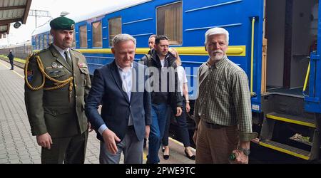 Il presidente Petr Pavel (a destra) alla stazione ferroviaria di Przemysl, Polonia, dove è arrivato al suo ritorno dall'Ucraina e dove ha cambiato aereo per Praga, 30 aprile 2023. A sinistra si trova l'addetto militare ceco presso l'ambasciata di Varsavia, il colonnello David Franta, ex comandante di forze speciali di Prostejov. Il presidente ceco Pavel e il presidente slovacco Zuzana Caputova sono arrivati in Ucraina la mattina del 28 aprile. Il loro ordine del giorno è, tra le altre cose, un incontro con il presidente ucraino Volodymyr Zelenskiy e una visita ad alcuni dei siti considerati simboli dei crimini di guerra russi. (CTK Foto Stock