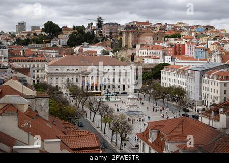 Vista dall'alto dell'elevador de Santa justa verso Piazza Rossio, Lisbona, Portogallo Foto Stock