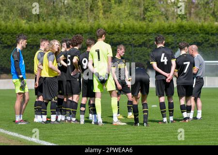 Swansea, Galles. 29 aprile 2023. La squadra di atletica di Wigan e allenatori prima della partita della Professional Development League tra Swansea City Under 18 e Wigan Athletic Under 18 alla Swansea City Academy di Swansea, Galles, Regno Unito il 29 aprile 2023. Credit: Duncan Thomas/Majestic Media/Alamy Live News. Foto Stock