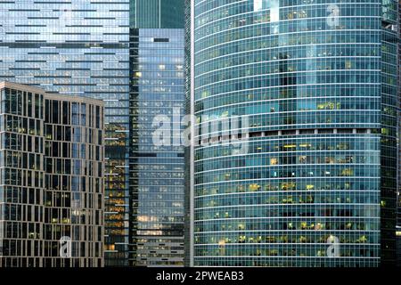 Edifici densi e in piedi del Centro Internazionale Affari di Mosca Vista frontale dei grattacieli nel primo piano serale Foto Stock