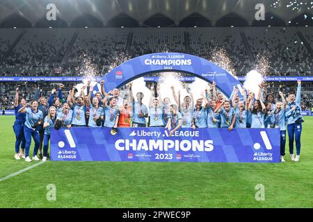 Sydney, Australia. 30th Apr, 2023. La squadra del Sydney FC festeggia durante la Grande finale della Liberty A-League 2023 tra il Sydney FC e il Western United FC che si tiene presso il CommBank Stadium. Punteggio finale Sydney FC 4:0 Western United Credit: SOPA Images Limited/Alamy Live News Foto Stock