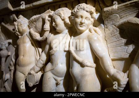 Il sarcofago Eros, Side Museum, Turchia, 2nd ° secolo d.C. Un primo piano di questa elaborata bara in marmo di epoca romana tipo Pamfilya che mostra la pesante dec Foto Stock