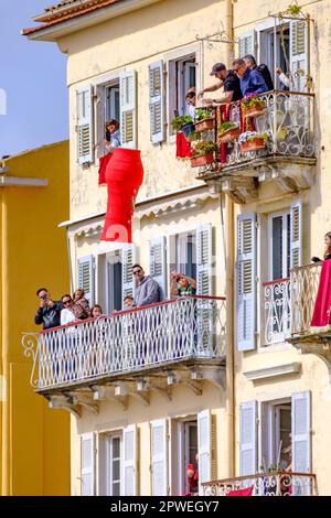 Corfù, Grecia - 15 aprile 2023: Le persone di Corfù gettano vasi di argilla dalle finestre e dai balconi il Sabato Santo per celebrare la Risurrezione di Cristo. E Foto Stock