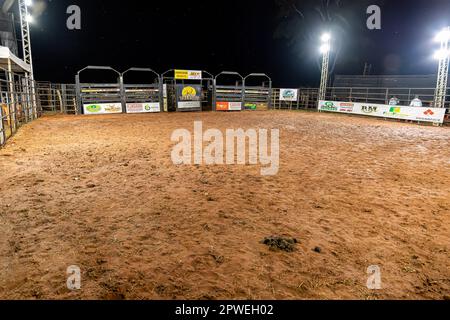 Itaja, Goias, Brasile - 04 21 2023: Piccola arena di equitazione toro con sabbia Foto Stock