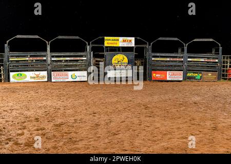 Itaja, Goias, Brasile - 04 21 2023: Piccola arena di equitazione toro con sabbia Foto Stock