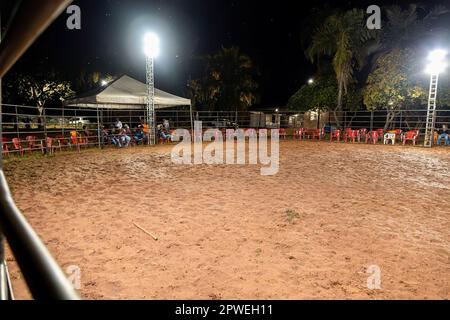 Itaja, Goias, Brasile - 04 21 2023: Piccola arena di equitazione toro con sabbia Foto Stock