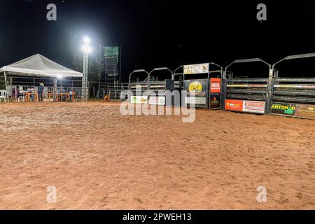 Itaja, Goias, Brasile - 04 21 2023: Piccola arena di equitazione toro con sabbia Foto Stock