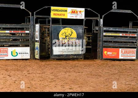 Itaja, Goias, Brasile - 04 21 2023: Piccola arena di equitazione toro con sabbia Foto Stock