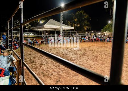 Itaja, Goias, Brasile - 04 21 2023: Piccola arena di equitazione toro con sabbia Foto Stock