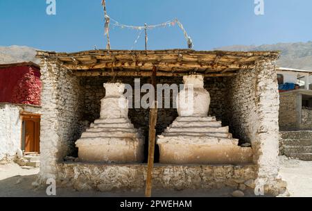 Grandi stupa buddisti ospitati in mattoni all'interno di terreni del monastero sotto il cielo blu nel giorno luminoso a Nako, Himachal Pradesh, India. Foto Stock