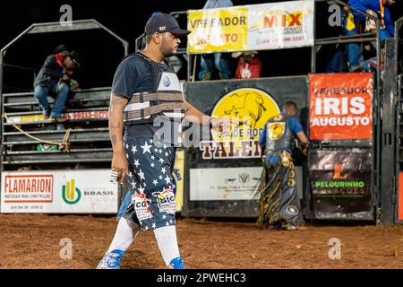 Itaja, Goias, Brasile - 04 21 2023: cavalcata di tori rodeo salvatore di vita in arena Foto Stock