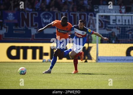 30 aprile 2023, Schleswig-Holstein, Kiel: Calcio: 2nd Bundesliga, Holstein Kiel - Darmstadt 98, Giornata 30, Stadio Holstein. Patric Pfeiffer di Darmstadt e Steven Skrzybski (r) di Kiel gareggano per la palla. Foto: Gregor Fischer/dpa - NOTA IMPORTANTE: Conformemente ai requisiti della DFL Deutsche Fußball Liga e della DFB Deutscher Fußball-Bund, è vietato utilizzare o utilizzare fotografie scattate nello stadio e/o della partita sotto forma di sequenze di immagini e/o serie di foto simili a un video. Foto Stock