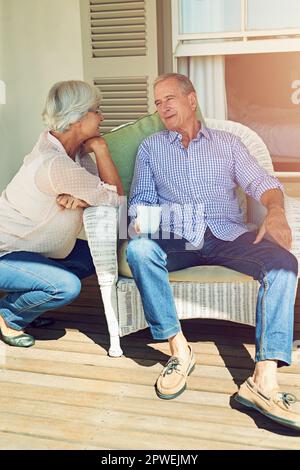 Le ceneri ancora interessate a tutto di lui. una coppia anziana all'aperto. Foto Stock