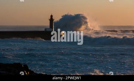 Un'onda enorme al faro di Felgueiras a Porto, Portogallo. Foto Stock