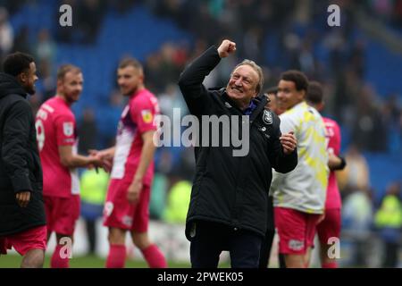 Cardiff, Regno Unito. 30th Apr, 2023. Neil Warnock, il manager di Huddersfield Town festeggia dopo la vittoria delle sue squadre. Partita del campionato EFL Skybet, città di Cardiff contro città di Huddersfield, al Cardiff City Stadium di Cardiff, Galles, domenica 30th aprile 2023. Questa immagine può essere utilizzata solo per scopi editoriali. Solo per uso editoriale, foto di Andrew Orchard/Andrew Orchard sports photography/Alamy Live news Credit: Andrew Orchard sports photography/Alamy Live News Foto Stock