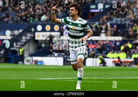 Glasgow, Regno Unito. 30th Apr, 2023. Jota of Celtic segna il 1st° gol durante la Scottish Cup Match ad Hampden Park, Glasgow. Il credito dell'immagine dovrebbe essere: Neil Hanna/Sportimage Credit: Sportimage Ltd/Alamy Live News Foto Stock