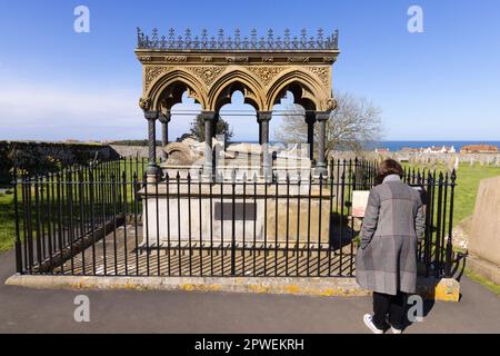 Un visitatore al Grace Darling Tomb Memorial, Lifeboat eroina dal salvataggio del 1838; St Aidan's Church, Bamburgh Church, Bamburgh Northumberland UK Foto Stock