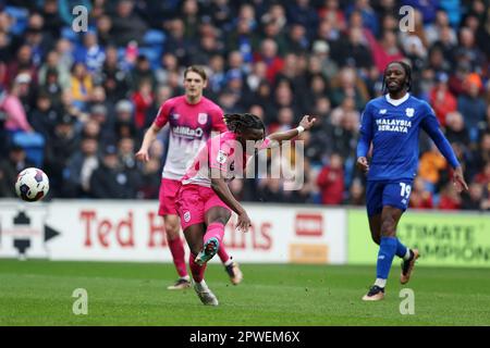 Cardiff, Regno Unito. 30th Apr, 2023. Joseph Hungbo della città di Huddersfield segna il suo obiettivo di squadra 1st. Partita del campionato EFL Skybet, città di Cardiff contro città di Huddersfield, al Cardiff City Stadium di Cardiff, Galles, domenica 30th aprile 2023. Questa immagine può essere utilizzata solo per scopi editoriali. Solo per uso editoriale, foto di Andrew Orchard/Andrew Orchard sports photography/Alamy Live news Credit: Andrew Orchard sports photography/Alamy Live News Foto Stock