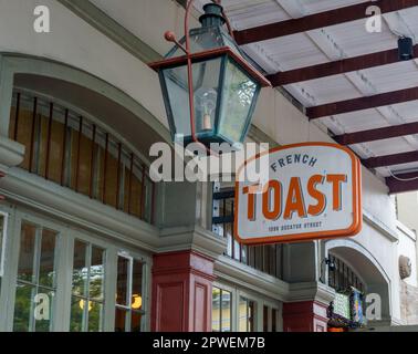 NEW ORLEANS, LA, USA - 23 APRILE 2023: Cartello all'ingresso del Toast Restaurant in Decatur Street, nel quartiere francese Foto Stock