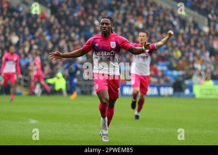 Cardiff, Regno Unito. 30th Apr, 2023. Joseph Hungbo della città di Huddersfield festeggia dopo che ha ottenuto i suoi 1st gol della squadra. Partita del campionato EFL Skybet, città di Cardiff contro città di Huddersfield, al Cardiff City Stadium di Cardiff, Galles, domenica 30th aprile 2023. Questa immagine può essere utilizzata solo per scopi editoriali. Solo per uso editoriale, foto di Andrew Orchard/Andrew Orchard sports photography/Alamy Live news Credit: Andrew Orchard sports photography/Alamy Live News Foto Stock