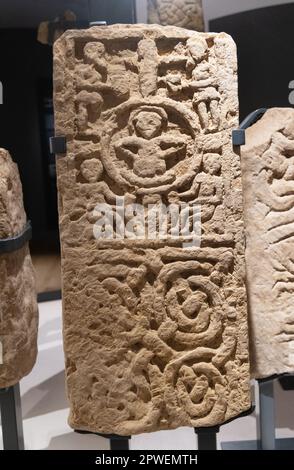 Albero della Croce anglosassone, croce di pietra intagliata risalente al 875-1000, primo cristianesimo; Museo del Priorato, Holy Island, Lindisfarne Northumberland Inghilterra UK Foto Stock