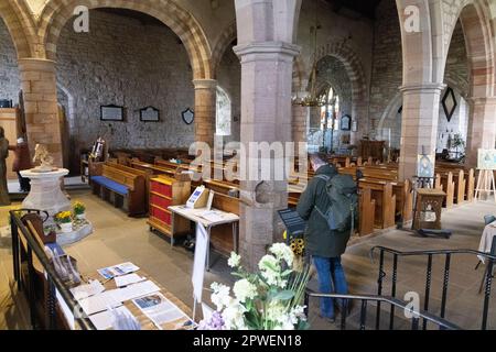 Interno della chiesa di St Marys, aka. Chiesa di Santa Maria la Vergine; una chiesa del 12th ° secolo a Lindisfarne, Holy Island, Northumberland UK Foto Stock