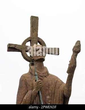 Particolare della statua moderna di St Aidan, fondatore del Priorato di Lindisfarne, nel cimitero della Chiesa di St Marys, Lindisfarne Holy Island Northumberland UK Foto Stock