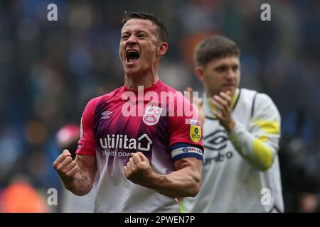 Cardiff, Regno Unito. 30th Apr, 2023. Jonathan Hogg, il capitano di Huddersfield Town festeggia alla fine della partita. Partita del campionato EFL Skybet, città di Cardiff contro città di Huddersfield, al Cardiff City Stadium di Cardiff, Galles, domenica 30th aprile 2023. Questa immagine può essere utilizzata solo per scopi editoriali. Solo per uso editoriale, foto di Andrew Orchard/Andrew Orchard sports photography/Alamy Live news Credit: Andrew Orchard sports photography/Alamy Live News Foto Stock