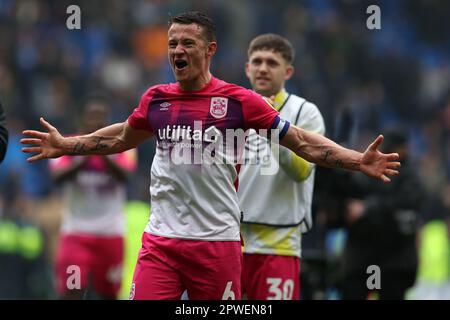 Cardiff, Regno Unito. 30th Apr, 2023. Jonathan Hogg, il capitano di Huddersfield Town festeggia alla fine della partita. Partita del campionato EFL Skybet, città di Cardiff contro città di Huddersfield, al Cardiff City Stadium di Cardiff, Galles, domenica 30th aprile 2023. Questa immagine può essere utilizzata solo per scopi editoriali. Solo per uso editoriale, foto di Andrew Orchard/Andrew Orchard sports photography/Alamy Live news Credit: Andrew Orchard sports photography/Alamy Live News Foto Stock