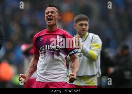 Cardiff, Regno Unito. 30th Apr, 2023. Jonathan Hogg, il capitano di Huddersfield Town festeggia alla fine della partita. Partita del campionato EFL Skybet, città di Cardiff contro città di Huddersfield, al Cardiff City Stadium di Cardiff, Galles, domenica 30th aprile 2023. Questa immagine può essere utilizzata solo per scopi editoriali. Solo per uso editoriale, foto di Andrew Orchard/Andrew Orchard sports photography/Alamy Live news Credit: Andrew Orchard sports photography/Alamy Live News Foto Stock