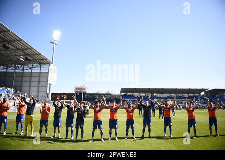 30 aprile 2023, Schleswig-Holstein, Kiel: Calcio: 2nd Bundesliga, Holstein Kiel - Darmstadt 98, Giornata 30, Stadio Holstein. I giocatori di Darmstadt si trovano di fronte allo stand dei visitatori dopo la vittoria del 0:3 e si lasciano celebrare. Foto: Gregor Fischer/dpa - NOTA IMPORTANTE: Conformemente ai requisiti della DFL Deutsche Fußball Liga e della DFB Deutscher Fußball-Bund, è vietato utilizzare o utilizzare fotografie scattate nello stadio e/o della partita sotto forma di sequenze di immagini e/o serie di foto simili a un video. Foto Stock