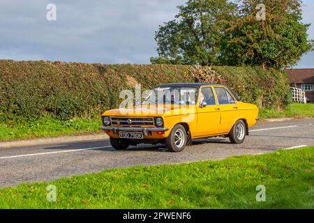 1972 70s anni Settanta Yellow Opel Ascona Auto benzina 1584 cc; auto classica isolata che viaggia su una corsia di campagna a Congleton, Regno Unito Foto Stock