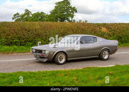 1975,70s anni settanta Toyota Celica GT 2,0 Grey Car benzina 1960 cc; auto classica isolata che viaggia su una corsia di campagna a Congleton, Regno Unito Foto Stock