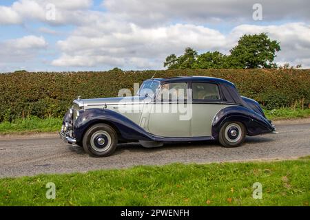 1954 50s anni '50 Bentley Blue Car benzina 4566 cc, R-Type Standard Steel Saloon; auto classica isolata che viaggia su una corsia di campagna a Congleton, Regno Unito Foto Stock