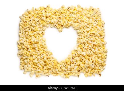 Cuore fatto di popcorn croccante su sfondo bianco Foto Stock