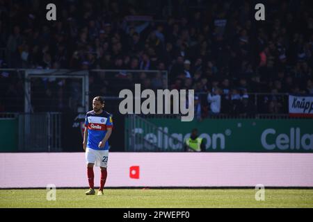 30 aprile 2023, Schleswig-Holstein, Kiel: Calcio: 2nd Bundesliga, Holstein Kiel - Darmstadt 98, Giornata 30, Stadio Holstein. Il Korb Julian di Kiel attraversa il campo dopo la sconfitta del 3-0. Foto: Gregor Fischer/dpa - NOTA IMPORTANTE: Conformemente ai requisiti della DFL Deutsche Fußball Liga e della DFB Deutscher Fußball-Bund, è vietato utilizzare o utilizzare fotografie scattate nello stadio e/o della partita sotto forma di sequenze di immagini e/o serie di foto simili a un video. Foto Stock