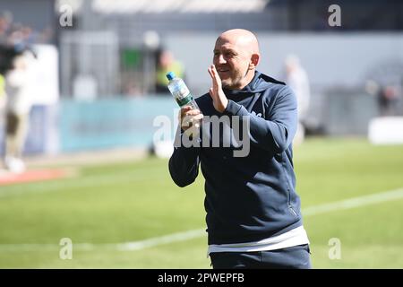 30 aprile 2023, Schleswig-Holstein, Kiel: Calcio: 2nd Bundesliga, Holstein Kiel - Darmstadt 98, Giornata 30, Stadio Holstein. L'allenatore di Darmstadt Torsten Lieberknecht si unisce ai fan dopo la vittoria 0:3 e applauditi. Foto: Gregor Fischer/dpa - NOTA IMPORTANTE: Conformemente ai requisiti della DFL Deutsche Fußball Liga e della DFB Deutscher Fußball-Bund, è vietato utilizzare o utilizzare fotografie scattate nello stadio e/o della partita sotto forma di sequenze di immagini e/o serie di foto simili a un video. Foto Stock