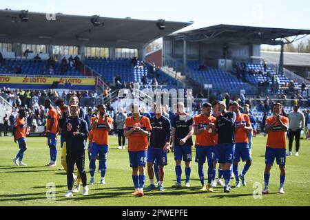 30 aprile 2023, Schleswig-Holstein, Kiel: Calcio: 2nd Bundesliga, Holstein Kiel - Darmstadt 98, Giornata 30, Stadio Holstein. I giocatori di Darmstadt camminano attraverso il campo dopo la loro vittoria 0:3 e sono celebrati dai tifosi che sono venuti avanti. Foto: Gregor Fischer/dpa - NOTA IMPORTANTE: Conformemente ai requisiti della DFL Deutsche Fußball Liga e della DFB Deutscher Fußball-Bund, è vietato utilizzare o utilizzare fotografie scattate nello stadio e/o della partita sotto forma di sequenze di immagini e/o serie di foto simili a un video. Foto Stock